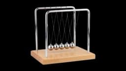 Newton's Cradle - Bright Wood/Steel